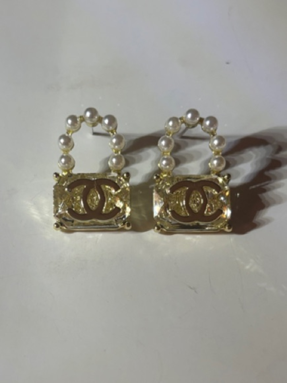 Fashion Jewelry Gold and White Pearl Handle Logo Drop Earrings